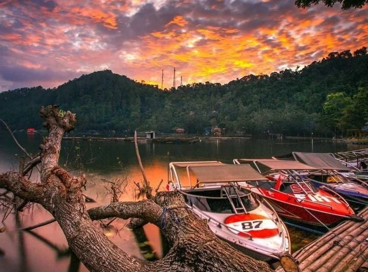 Suasana senja hangat di Penginapan Tlogorejo Telaga Ngebel