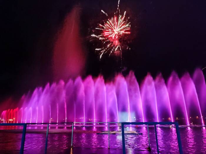 Air mancur menari malam hari di Telaga Ngebel
